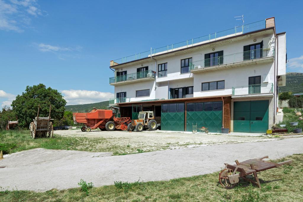 Agriturismo Statale 17 Poggio Picenze Bagian luar foto